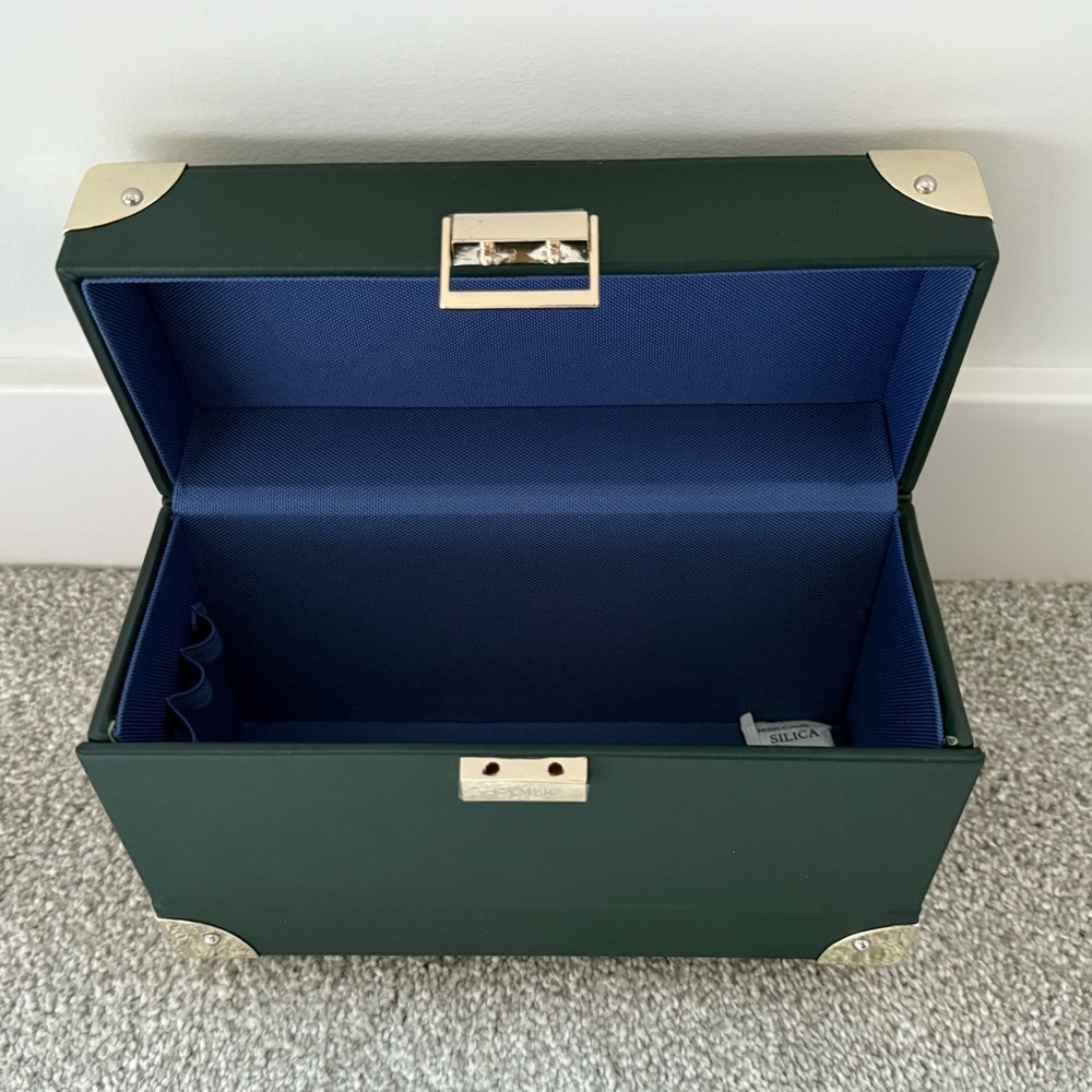 La Mer Medium Trunk - Emerald Size: 21.5 cm x 9 cm x 15 cm